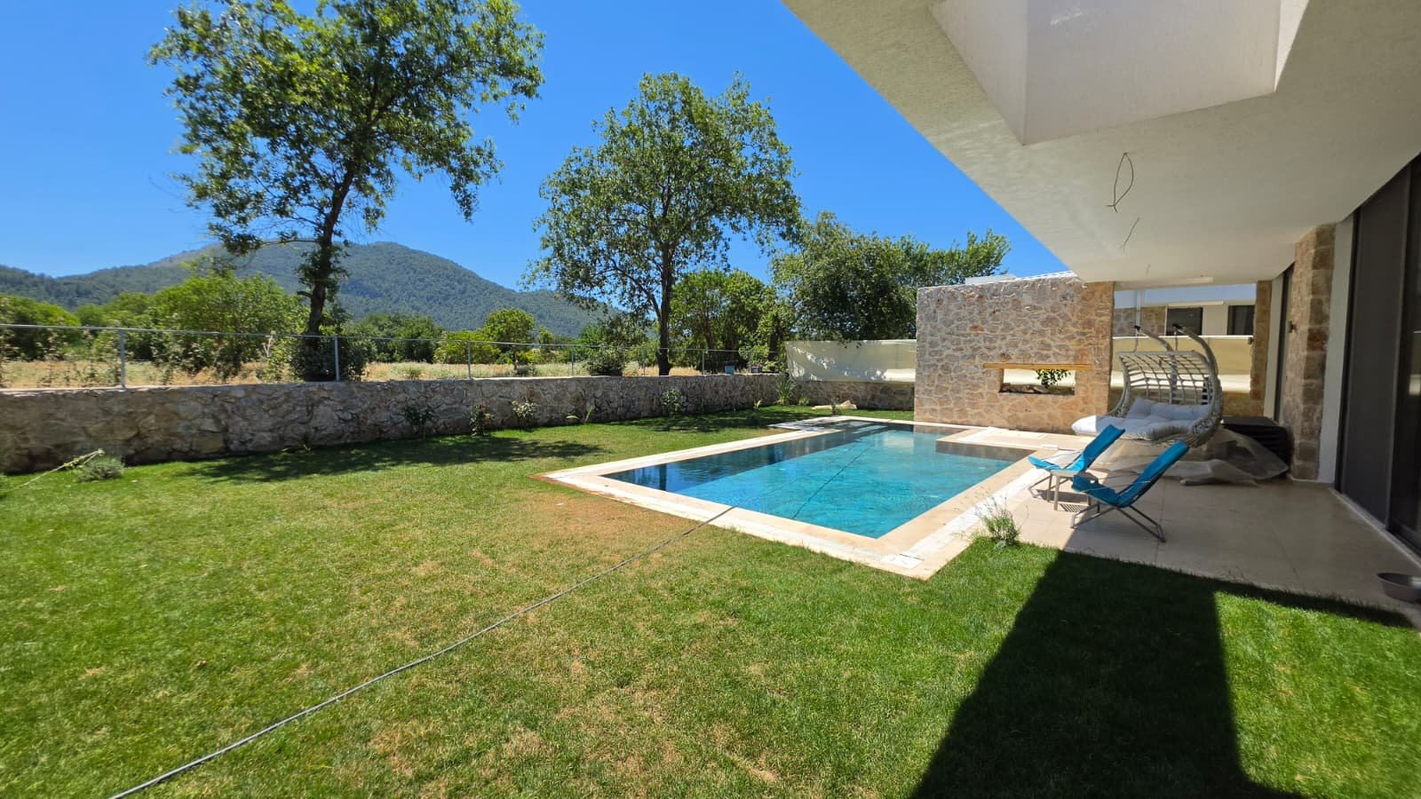 Villa Manolya, dağ manzaralı çim bahçe ve özel havuz