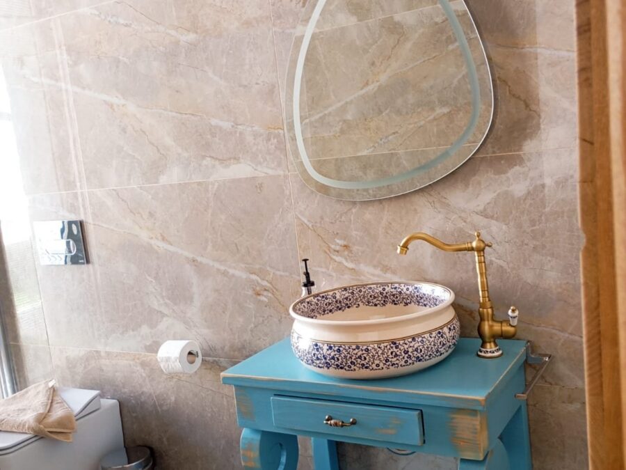 El yapımı desenli lavabolu banyo