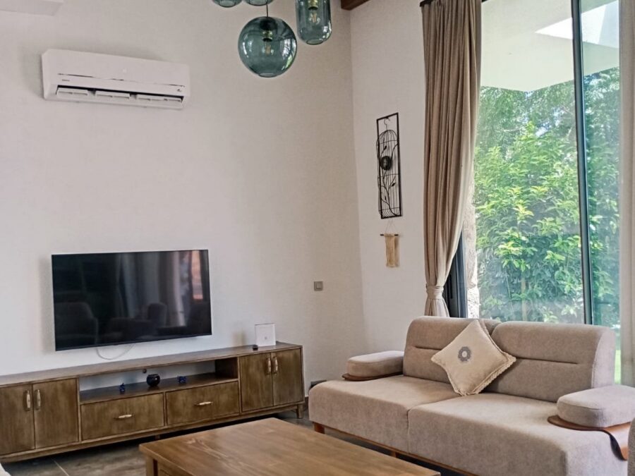 Ahşap kirişli yüksek tavanlı salon