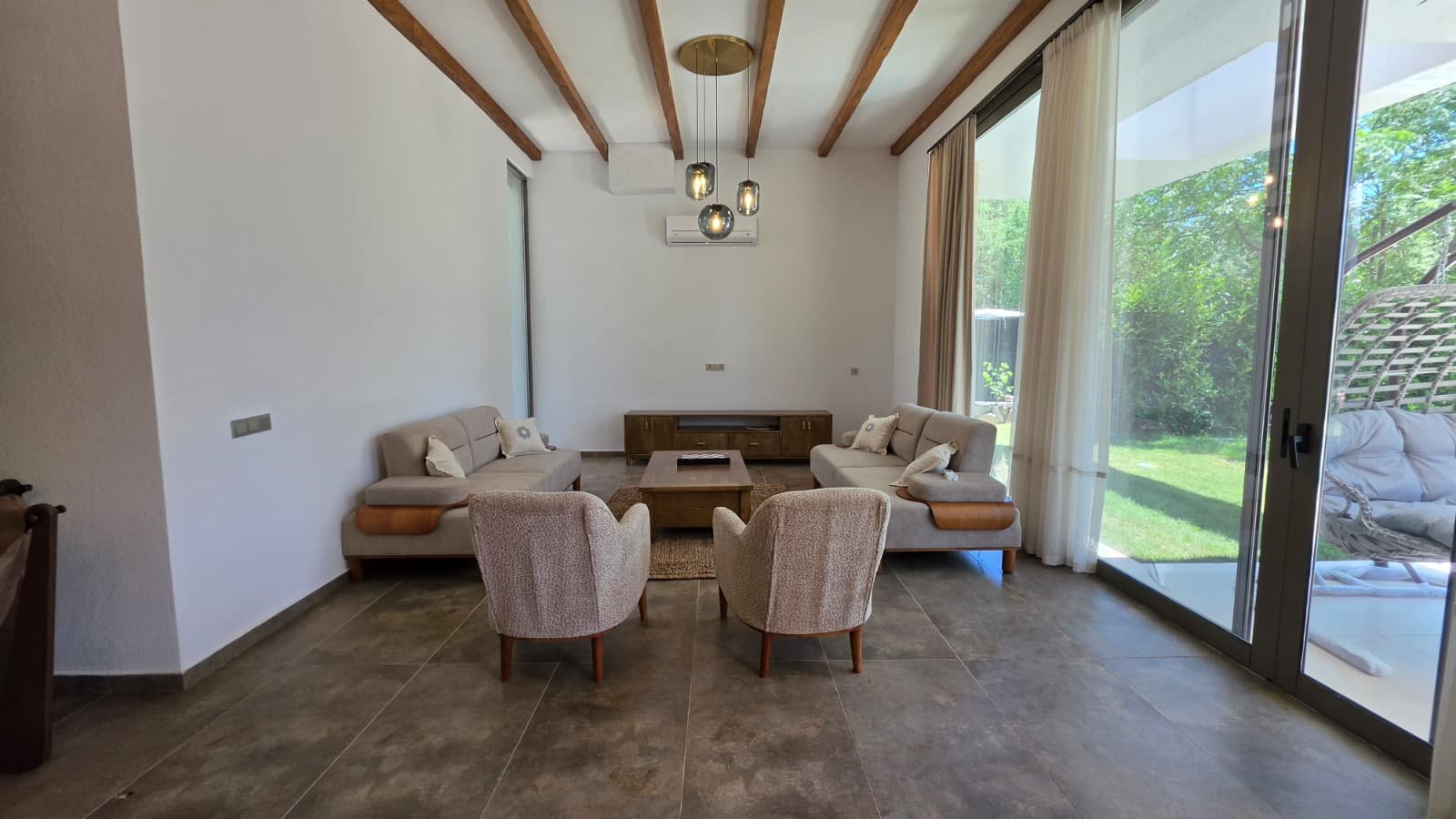 Bahçeye açılan geniş camlı salon