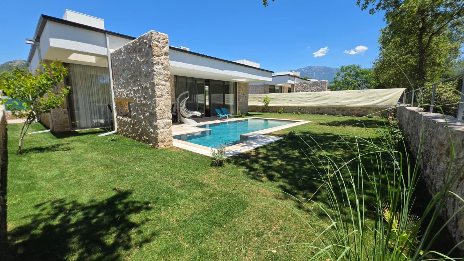 Villa Nish, taş kaplı duvar, çim bahçe ve özel havuz