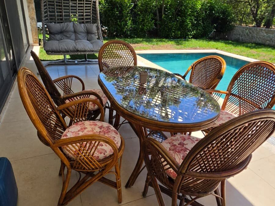 Havuz başında rattan yemek takımı