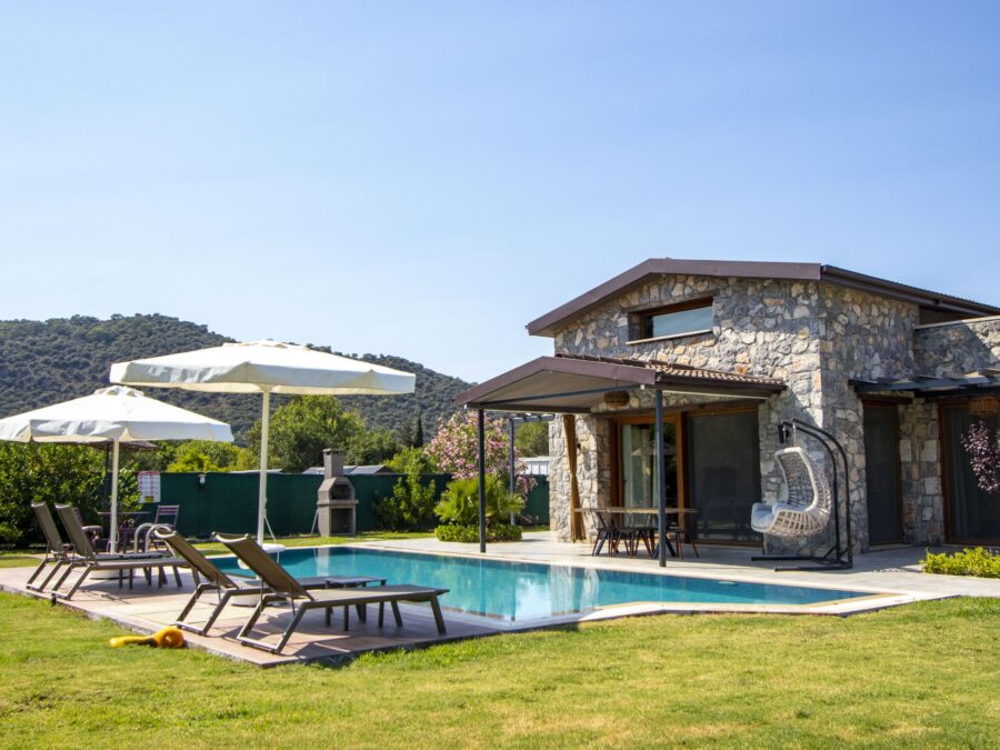 Villa Petunia, geniş çim bahçe ve özel havuz