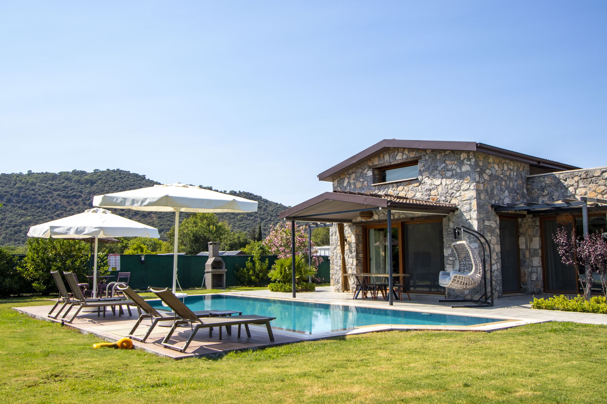Villa Petunia, geniş çim bahçe ve özel havuz
