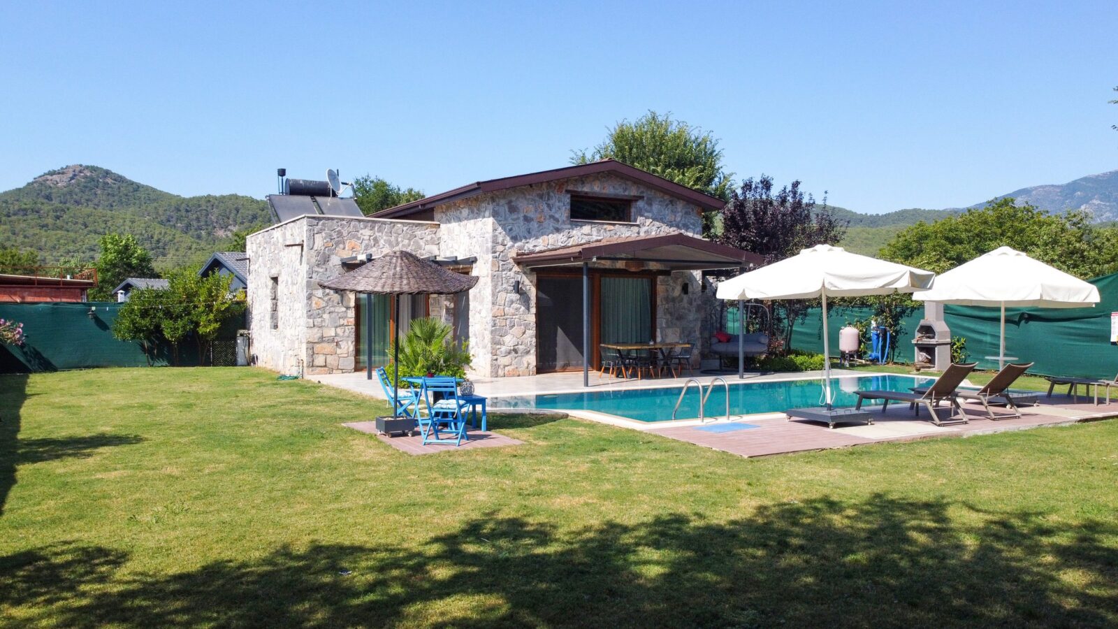 Dağ manzarası önünde Villa Zeytin
