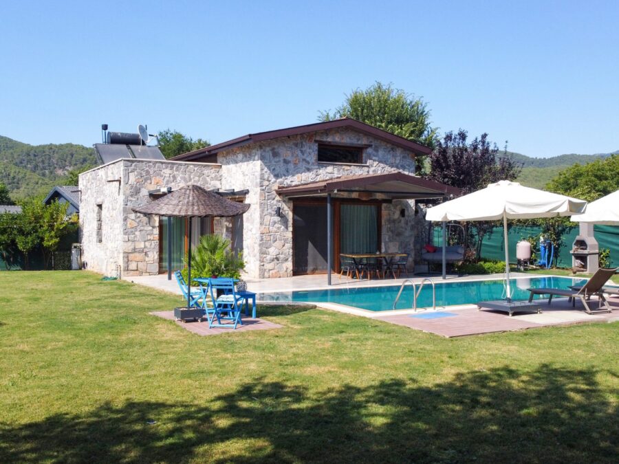 Dağ manzarası önünde Villa Zeytin